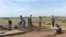 Археологи на раскопках кургана недалеко от Темиртау. Карагандинская область, июль 2009 года.