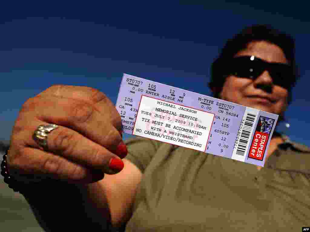 На панихиду по Майклу Джексону в Стэплс-центре в Лос-Анджелесе сегодня приедут 17,5 тыс. поклонников певца. Право купить билет на церемонию разыгрывалось в лотерею среди 1,6 миллиона желающих