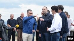 Kreu i VMRO-DPMNE-së, Nikolla Gruevski, duke inspektuar një program grantesh që nisi në kohën kur partia e tij ishte në pushtet.