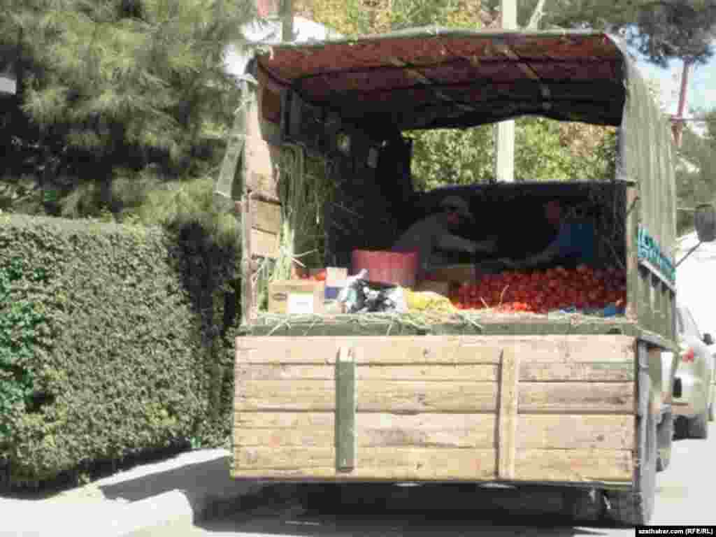 Mikroraýonlara aýlanyp gök-önüm satýan ýük ulagy