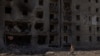 Чоловік проходить повз сильно пошкоджений житловий будинок після російської повітряної атаки в Селидовому, Донецька область, Україна, 27 червня 2024 року. Фото ілюстративне