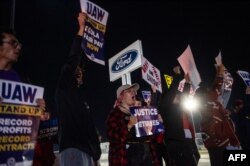 Članovi UAW-a protestuju u blizini Fordove fabrike u Wayneu, Michigan, 15. septembra 2023.