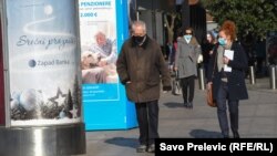 Montenegro -- People walking in Podgorica (mask, masks, coronavirus, covid), December 23, 2020.