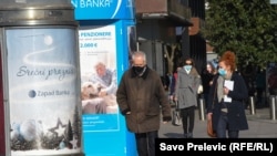 Montenegro -- People walking in Podgorica (mask, masks, coronavirus, covid), December 23, 2020.