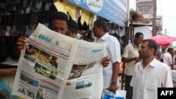 Yemen -- A Yemeni man reads a newspaper in the southern Yemeni city of Aden, April 10, 2016