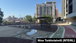 საბავშვო მოედანი, სადაც მეზობლებმა ერთი ოჯახის სამი წევრის ცხედრები ნახეს.