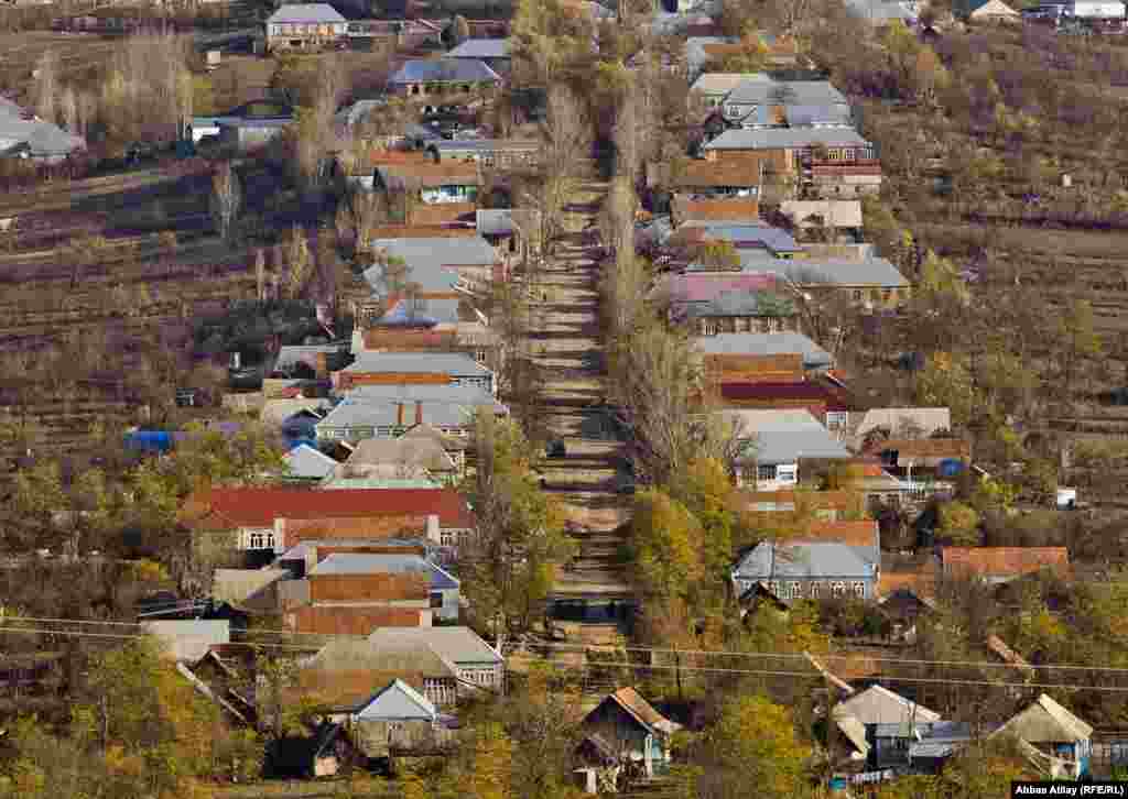 Rus çariçası II Yekatrina tərəfindən Saratovdan Qafqaza sürgün edilən malakanların kiçik bir hissəsi Gədəbəyin bu hissəsində özlərinə məskən salır və kəndin adını Novasaratovka qoyurlar.