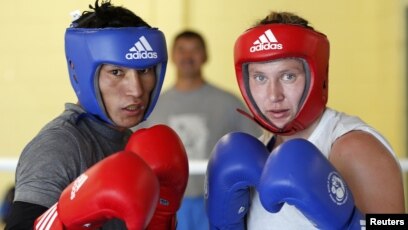 Күйеуі ғашығының артынан киска жалайды Қызметшілер туралы порно фильмдерді қараңыз