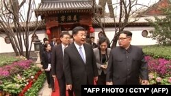 Xi Jinping (solda) və Kim Jong Un, arxiv fotosu