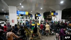 د تیلو ټانک ته ولاړ خلک. انځور د فرانس پریس