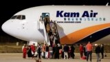 Prvi evakuisani civili iz Avganistana stižu na aerodrom u Skoplju.