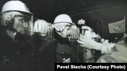 17 листопада 1989 року відбулася студентська демонстрація, яка була розігната поліцією. Це дало початок масовим протестам по всій Чехословаччині