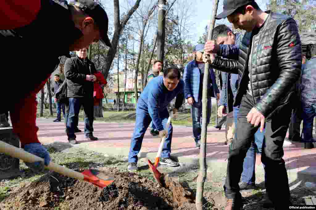 Төрага Дастанбек Жумабеков баштаган Кыргыз Республикасынын Жогорку Кеӊешинин депутаттары, аппараттын жана иш башкармалыктын кызматкерлери борбор калаанын Эркиндик бульварында уюштурулган ишембиликке катышты. &nbsp; &nbsp; 