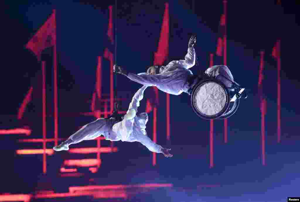 Исполнители во время церемонии открытия паралимпийских игр в Милане и Кортине 2026 года, 6 марта 2026 года, Верона, Италия REUTERS/Remo Casilli