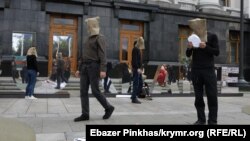 Активисты и правозащитники устроили в Киеве акцию-перфоманс под названием «Жизнь заложников Кремля – не игрушки»