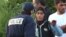 Policajac tokom akcije proterivanja Roma iz Francuske, avgust 2010