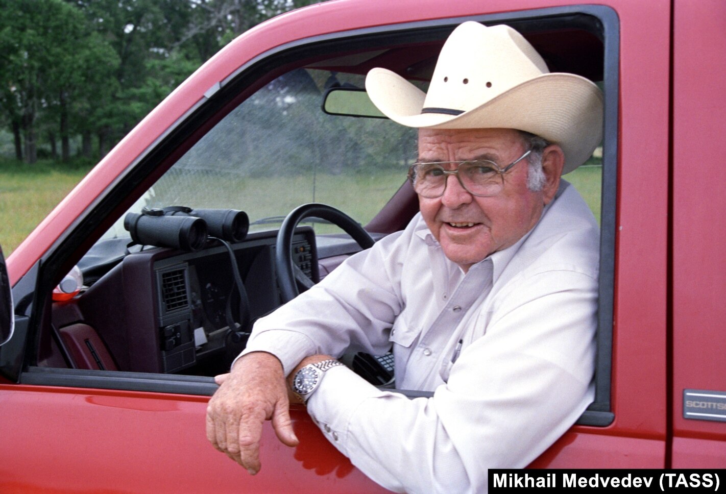 一位牧場主在卡車上停下來拍攝肖像。