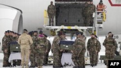 Sicriele soldaţilor francezi sunt încărcate în avionul care le va transporta în Franţa. Ceremonie oficială pe aeroportul din Kabul.