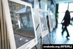 Выстава прысьвечаная палітычна зьняволеным беларускім журналістам у холе, дзе праходзіў кангрэс