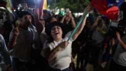 Венесуэльцы, живущие в соседней Колумбии, празднуют захват военными США Николаса Мадуро и Силии Флорес. Город Кукута, 3 января 2026 года