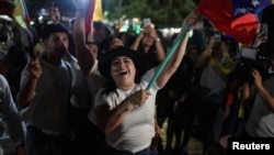 Венесуэльцы, живущие в соседней Колумбии, празднуют захват военными США Николаса Мадуро и Силии Флорес. Город Кукута, 3 января 2026 года