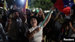 Венесуельці, які живуть у Колумбії, святкують удар США по Венесуелі й захоплення її президента Ніколаса Мадуро