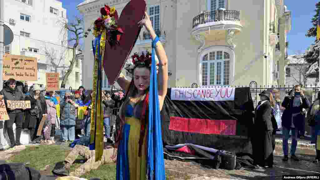 O ucraineancă a purtat la finalul scenetei o inimă cu o gaură în mijloc, simbolizând dorul de cei căzuți de front pentru a apăra țara.