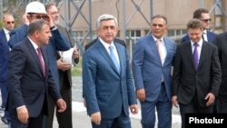 Armenia - President Serzh Sarkisian (C) visits a newly upgraded gold smelter in Ararat with Russian Transport Minister Maxim Sokolov (R), 28Apr2014.