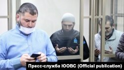 Засуджені у білогірській «справі Хізб ут-Тахрір» Енвер Омеров, Різа Омеров, Айдер Джеппаров та адвокати Едем Семедляєв і Назім Шейхмамбетов у залі суду в Ростові-на-Дону, 12 січня 2021 року