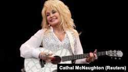 Doli Parton tokom koncerta u Glastonberiju, 29. jun 2014.
