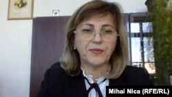 Marcela Costea, directoarea Administrația Porturilor Dunării Maritime (APDM) Galați, nu este îngrijorată de faptul e finalizată doar o treime din lucrarea la cheul din Terminalul Multimodal, deși a trecut jumătate din timpul alocat construcției.