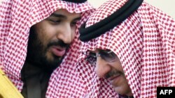 از راست: محمد بن نائف و محمد بن سلمان