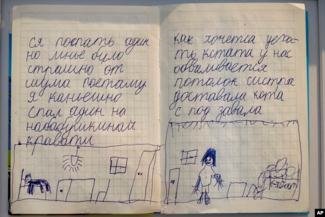 Dy faqe të ditarit të Yehro Kravstov, 10 vjeç, janë pjesë e ekspozitës "Ditarët e Luftës". Amsterdam, 17 gusht 2023.