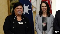 جاسیندا آردرن، نخست‌وزیر نیوزیلند (سمت راست) همراه با نانایا ماهوتا، وزیر خارجه این کشور