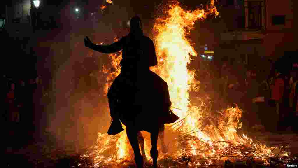 A luminarias különösen híres a spanyolországi San Bartolomé de Pinares nevű faluban, Ávila tartományban. Remete Szent Antal több mint nyolcszáz évvel idősebb Páduai Szent Antalnál, aki szintén a keresztény hagyomány meghatározó alakja