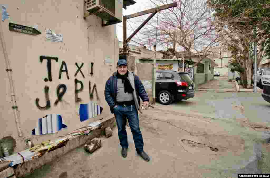 "Taxi Jeri" yazılı divarın qarşısı məhəllədəki taksi sürücülərinin dayanacağıdır.