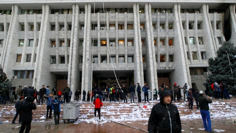 Bişkekde protestleriň arasynda parlamentiň, prezident edarasynyň ýerleşýän binasy ot aldy