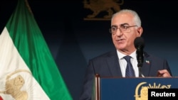 شاهزاده رضا پهلوی می‌گوید جمهوری اسلامی با یا بدون کمک جهان «سقوط» خواهد کرد و گفت که خودش نیز به ایران بازخواهد گشت