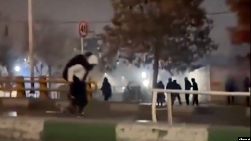 صحنه‌ای از یک ویدئوی پربازدید از حمل یک معترض زخمی‌شده در مشهد، ۱۸ دی، مشهد