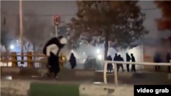 صحنه‌ای از یک ویدئوی پربازدید از حمل یک معترض زخمی‌شده در مشهد، ۱۸ دی، مشهد