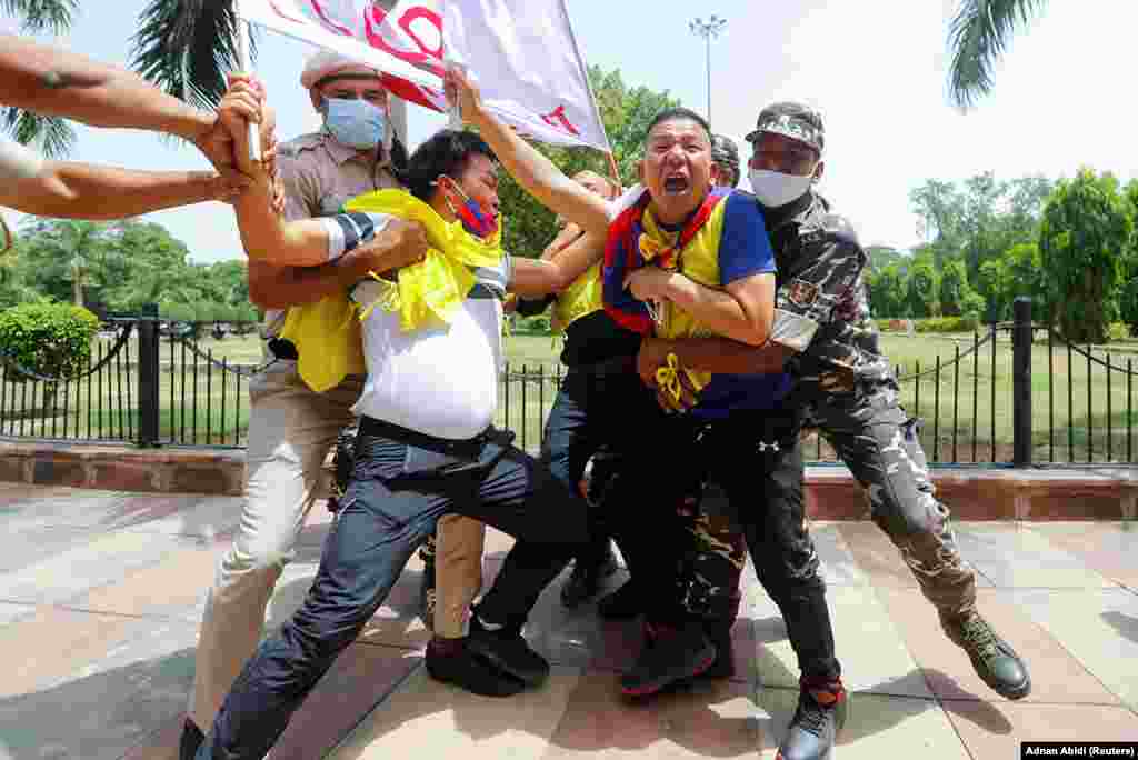 Poliția indiană reține protestatarii care demonstrează pentru libertatea Tibetului în fața ambasadei chineze din New Delhi la 1 iulie. În 1950, China a trimis mii de soldați pentru a-și impune forța asupra Tibetului. Al 14-lea Dalai Lama din Tibet a fost obligat să se exileze în 1959 și majoritatea mănăstirilor budiste din regiune au fost distruse în timpul sângeroasei Revoluții Culturale a Chinei din anii 1960 și 1970. &nbsp; 