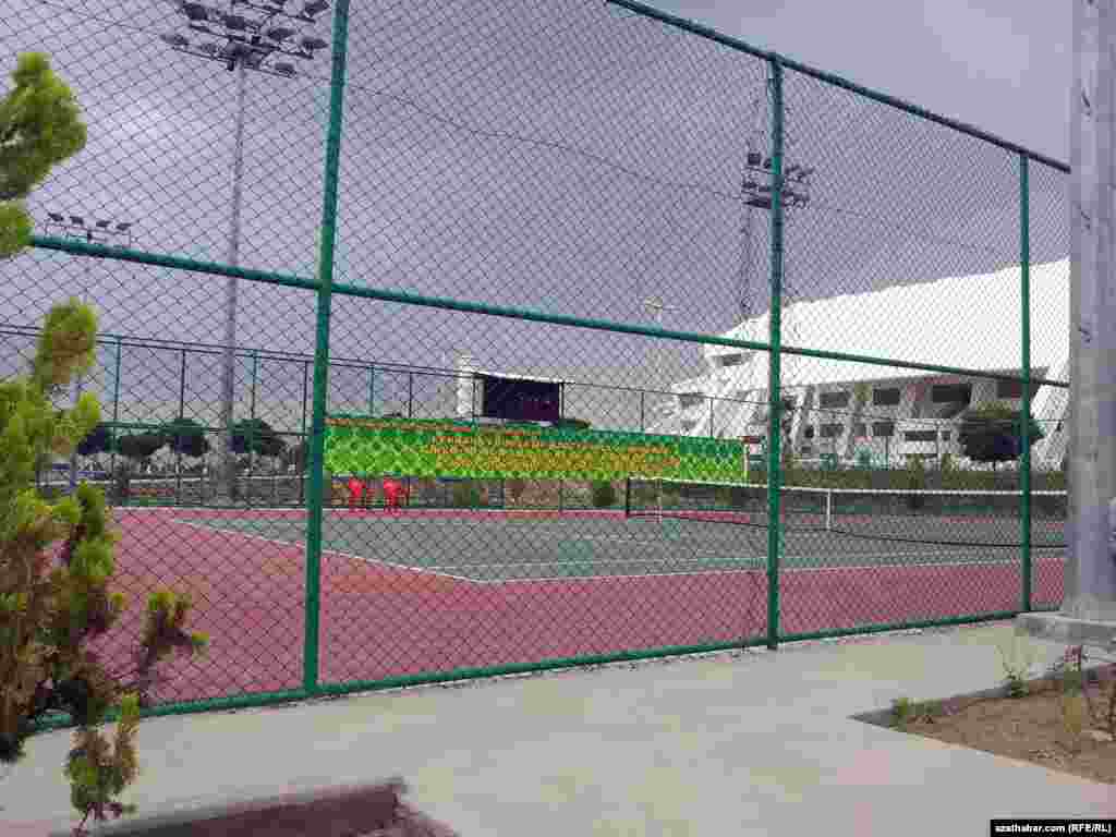 Stadionda tennis kortlary hem göz öňünde tutulypdyr