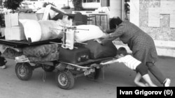 Жена, дете и техните вещи. Капитан Андреево, 1989 г. Снимка: Иван Григоров.