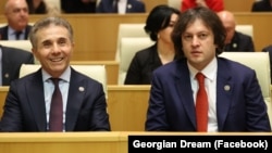 ფოტოზე: „ქართული ოცნების“ საპატიო თავმჯდომარე ბიძინა ივანიშვილი (მარცხნივ) და თავმჯდომარე ირაკლი კობახიძე