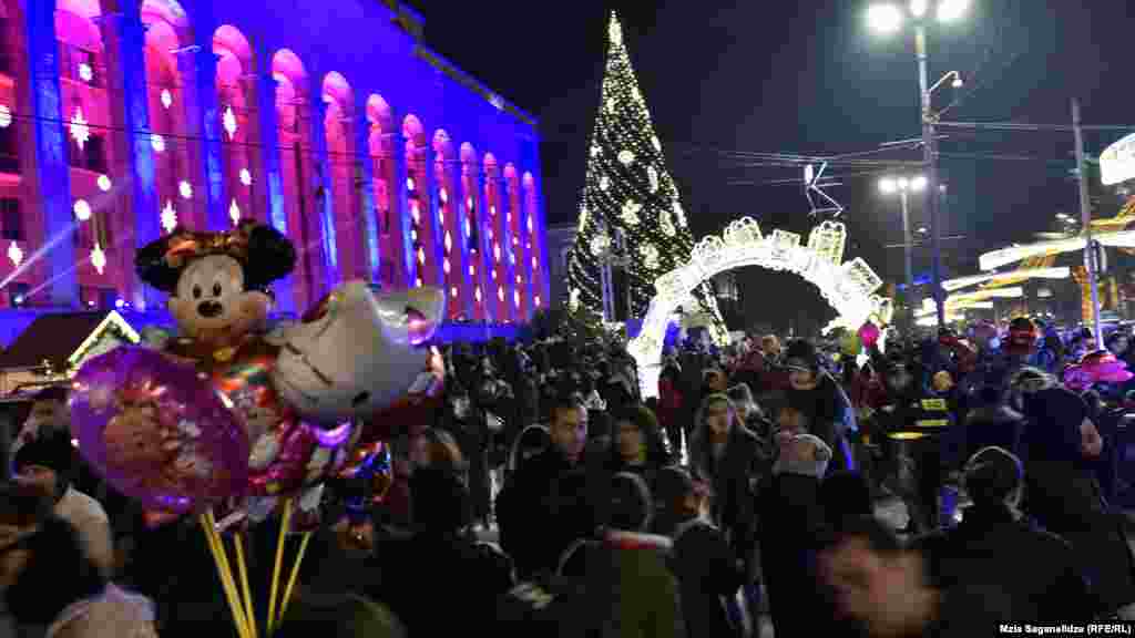 თბილისის მთავარი ნაძვის ხე საზეიმო ვითარებაში განათდა.