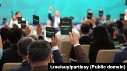 "Ауыл" партиясының сайлауалды съезі. Қазақстан орталық сайлау комиссиясы сайлауға жеті партияны өткізіп отыр. Олардың арасында оппозициялық партия жоқ.