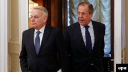Russia -- Russian Foreign Minister Sergei Lavrov (R) and his French counterpart Jean-Marc Ayrault arrive for their talks at the Russian Foreign Ministry guest house in Moscow, Russia, 19 April 2016. 