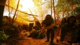 Українські військові ведуть вогонь по російських позиціях на позиціях у Харківській області, червень 2025 року