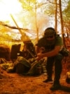 Військові 127-ї бригади ТрО ЗСУ ведуть вогонь із гармати по російських позиціях у Харківській області, 2 червня 2025 року