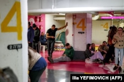 Люди ховаються на паркінгу після початку сирени. Тель-Авів, Ізраїль, 1 березня 2026 року